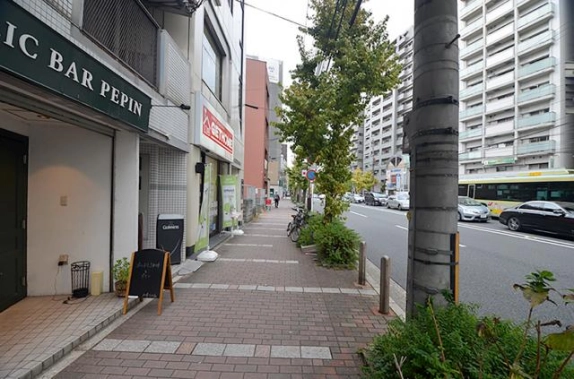 清水五条駅徒歩4分の物件周辺。建物沿いの舗装された歩道と街路樹、車道の様子