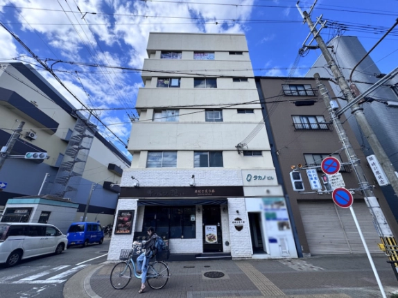 北大路通沿いのタカノビル正面。各階の窓と1階右側の共用入口