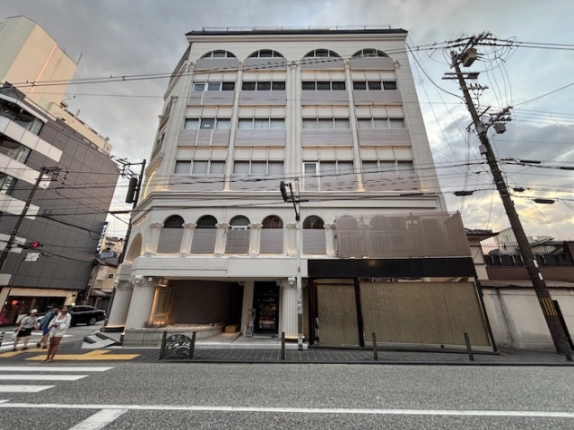 6階に店舗事務所区画があるGION GLASSの道路側全景。縦の柱と横長の窓が並ぶ壁面