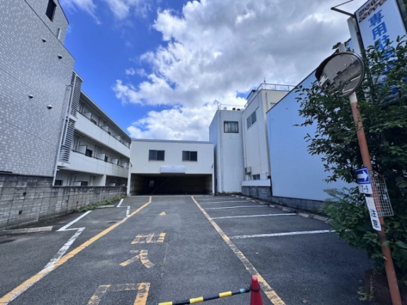 北白川久保田町テナントの駐車場。白線で区切られた区画と奥の屋根付きスペース