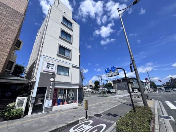 テナントビルを左手に見た五条七本松交差点付近。歩道と道路沿いの植え込み