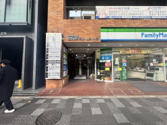 8階貸事務所がある田源ビルの共用入口。左側にテナント案内板、右隣にコンビニエンスストア
