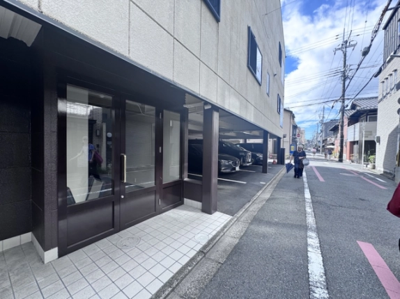 京都河原町駅徒歩圏の貸店舗の入口近景。ガラス扉と隣接する駐車スペース