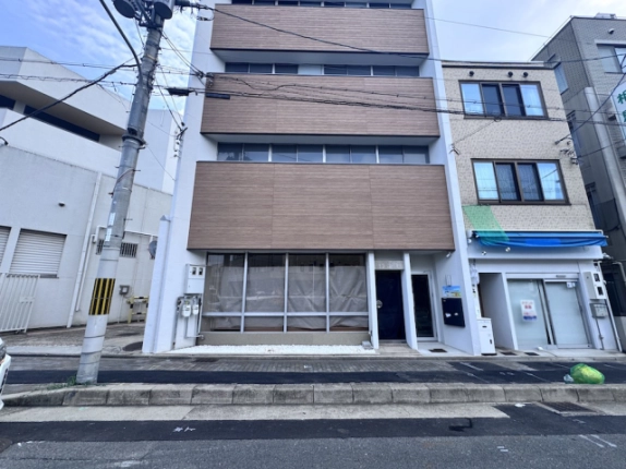 2階店舗事務所を募集する西工務店ビル。下層階のガラス面と右側の出入口