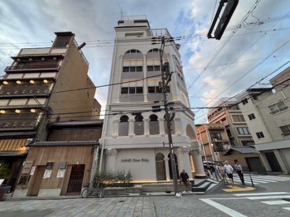 祇園四条駅近くのGION GLASSを反対側から見た外観。細長い壁面と角の丸い装飾