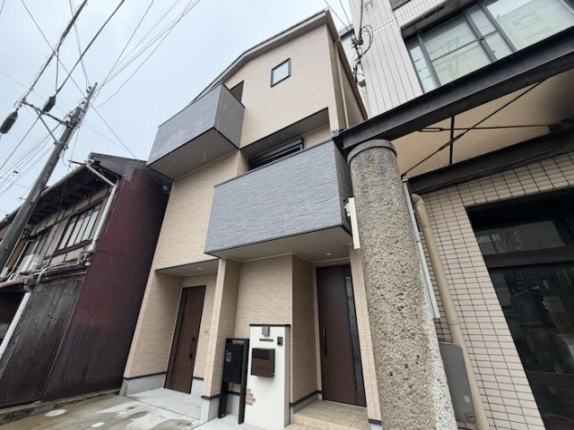西院西三蔵町テナントを斜めから見上げた外観。張り出したバルコニーと上階の窓