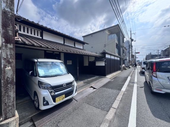 京都市右京区・山ノ内宮前町京町家の外観。三条通沿いに続く瓦屋根と白壁、黒い木部