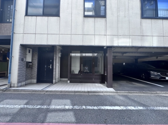 京都市下京区大黒町の1階貸店舗。道路に面したガラス入口と右隣の屋根付き駐車場