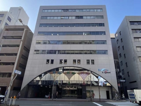 京都市下京区御供石町・京都烏丸万寿寺ビルの正面外観。横長の連続窓と低層部の大きなアーチ