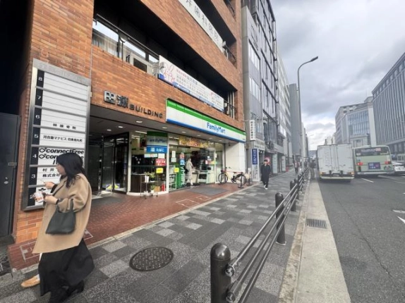 田源ビルの1階部分を斜めから見た様子。共用入口と店舗前に続く四条通の歩道