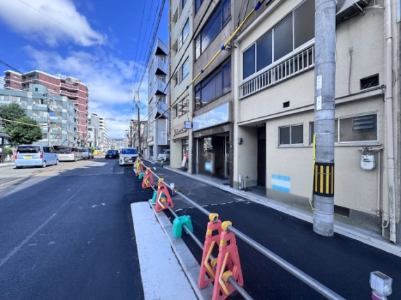 大宮駅徒歩圏の一棟貸店舗と後院通。2階の窓と歩道沿いの工事用柵