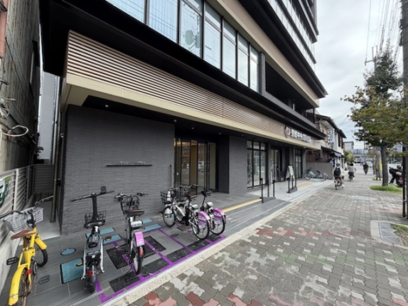京都市下京区・MERCADO CENTRALの低層部を斜めから見た外観。灰色の外壁と長いひさし