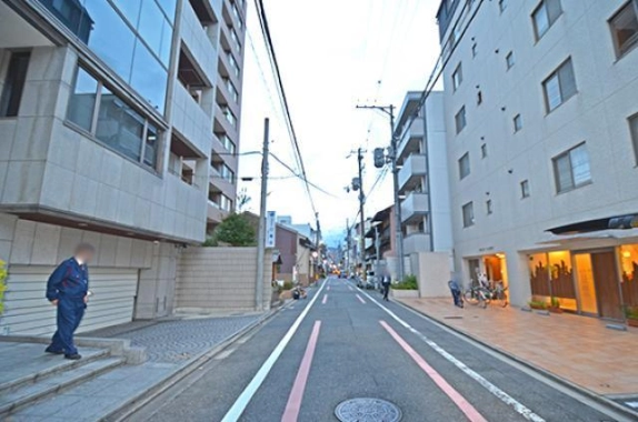 THE GATE Karasumaを左手に見た万寿寺通。向かい側の建物と奥へ続く道路