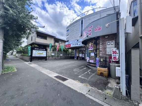 一乗寺の建物を斜めから見た外観。前面の舗装スペースと歩道