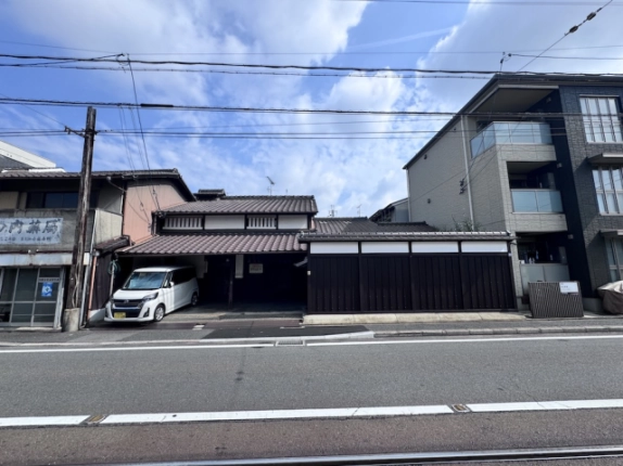 一棟貸店舗として募集される京町家の正面外観。玄関の軒と右側の板塀