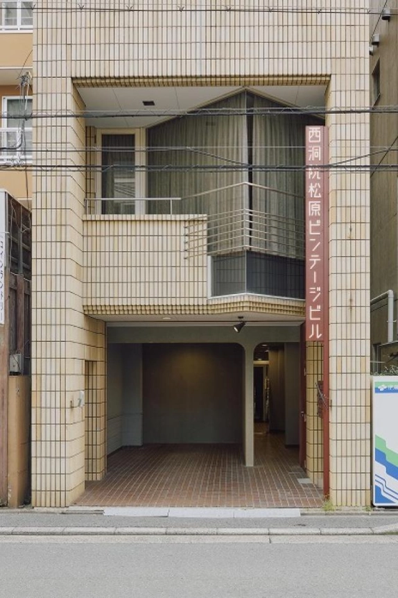 京都市下京区・西洞院松原ビンテージビルの正面入口。淡いタイル張りの外壁と張り出した窓
