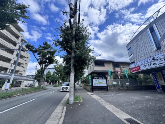 一乗寺出口町テナントを右手に見た前面道路。街路樹と沿道の建物