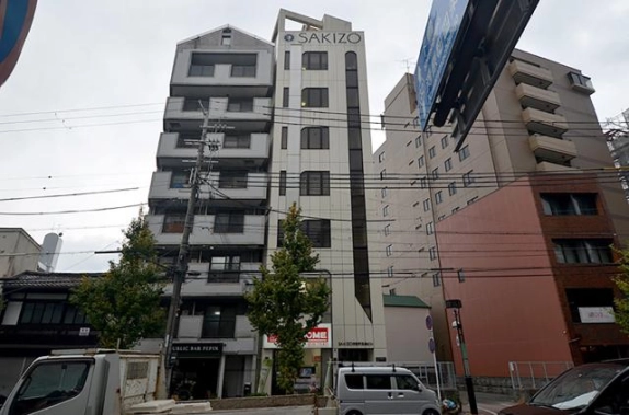 京都市下京区・GEN SAKIZO河原町五条の正面外観。上部のSAKIZOの文字と縦に並ぶ窓