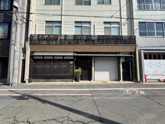 1・2階を募集する衣棚夷川店舗の低層部。道路に面した格子窓と入口、2階のバルコニー