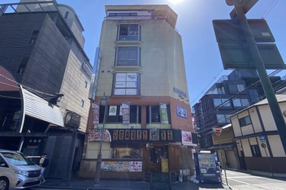 三条京阪駅徒歩7分のSAKURA BLD.祇園を道路側から見た全景。縦に並ぶ窓と下階の店舗