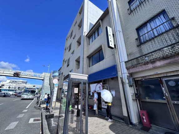 京都市南区西九条島町のわくわくビル外観。3階店舗事務所のある建物と電話ボックス