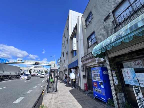 東寺駅前のわくわくビル周辺。建物沿いの歩道と前方の歩道橋