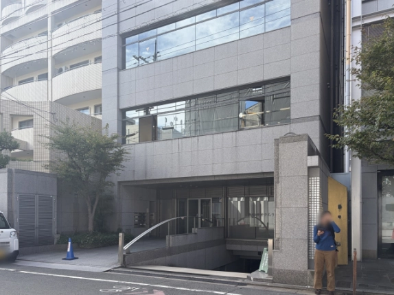 中京区の新町アイエスビル外観。石張りの壁に横長のガラス窓が上下2段に並び、1階にエントランスと地下への車路