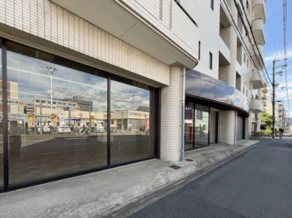 西京極エリアのサンホワイト葛野1階店舗を斜めから見た外観。道路沿いに続くガラス張りの間口