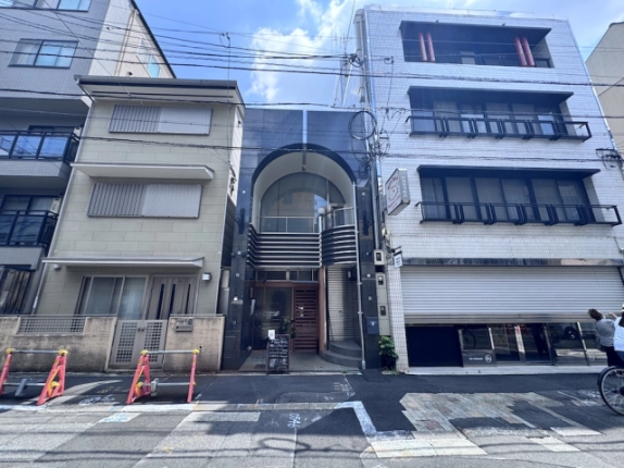 京都市中京区榎木町・寺町二条店舗の正面外観。黒い壁と2階の大きなアーチ