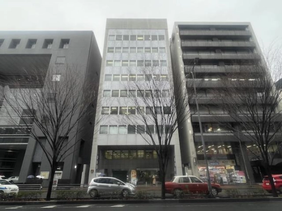 京都市下京区大政所町・インターワンプレイス烏丸IIの正面外観。縦に伸びる建物と整然と並ぶ窓