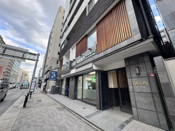 京都市下京区・クオン四条柏屋町の外観。四条通沿いの歩道に面した入口と2階の縦格子