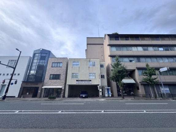 丸太町通の向かい側から見た上田ビル。正面の窓と両隣に並ぶ建物