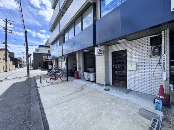 西大路駅徒歩9分の喫茶店跡の貸店舗。入口を斜めから見た外観と前面道路