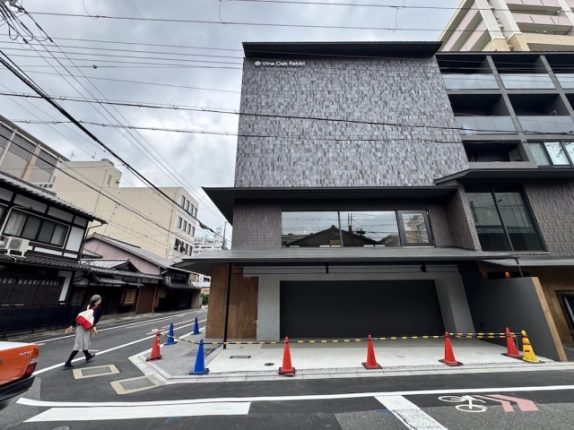 Vine Oak Rabbiの館名がある外壁。細かな模様の壁面と下階の横長の窓