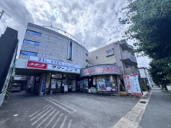 一乗寺出口町の建物全景。曲線を描く外壁と1階に並ぶ店舗