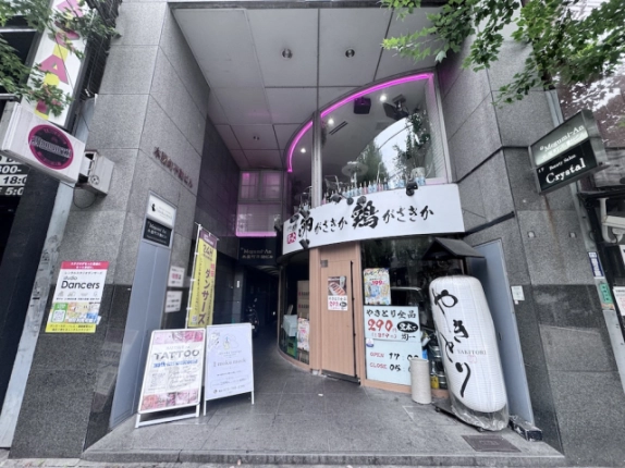木屋町不動ビルの共用入口。奥へ続く通路と、上部の曲面ガラス