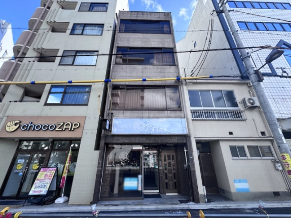 大宮駅近くの壬生馬場町ビルを見上げた外観。1階店舗と各階に並ぶ窓