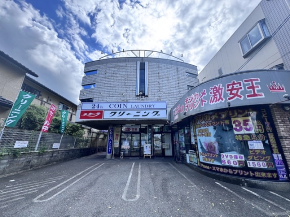 一乗寺出口町テナントの建物正面。上階の細長い窓と1階店舗前のスペース