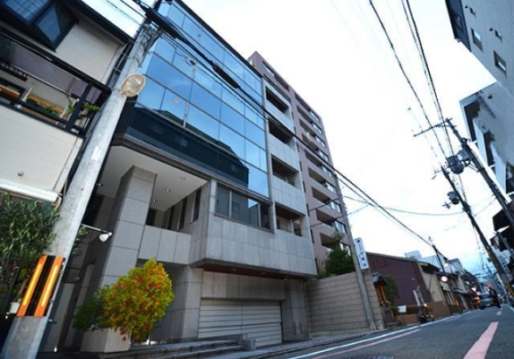 京都市下京区・THE GATE Karasumaの建物外観。大きなガラス面と地上階のシャッター