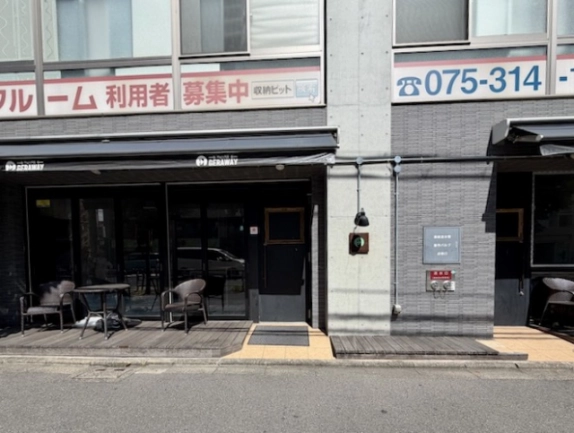 西院駅近くのレストランバー居抜き店舗。正面から見たガラス戸と屋外の椅子
