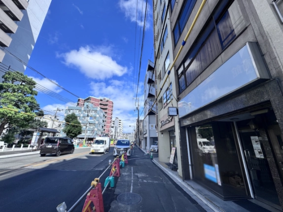 壬生馬場町ビルを右手に見た後院通。店舗前の歩道と向かい側の街並み