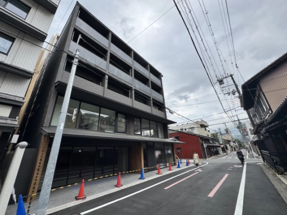 京都市役所前駅徒歩7分の物件周辺。左手に建物、右手に道沿いの町家が並ぶ