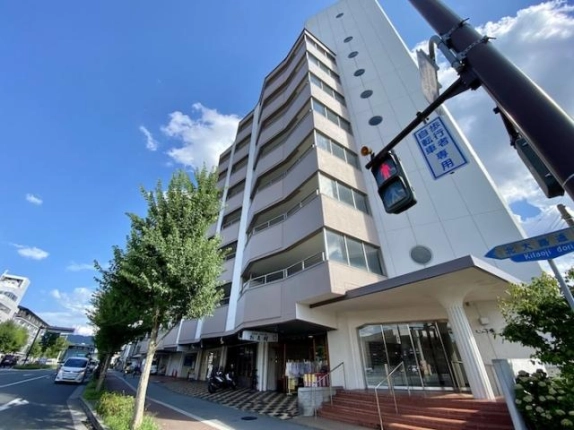 じょい下鴨を交差点側から見上げた外観。縦に並ぶ丸窓と手前の大きなひさし