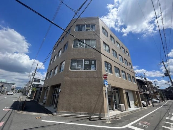 澤井ビルを角から見上げた全景。二方向の道路に面した窓と1階のガラス張り部分