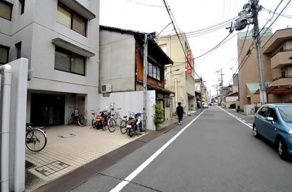 KOGAフラットを左手に見た室町通。建物前の駐輪スペースと通り沿いの街並み