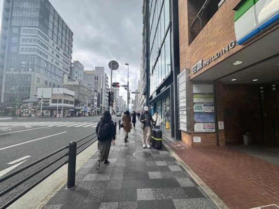 四条烏丸付近の街並み。右手に田源ビルの入口、左手に四条通の車道と向かい側の建物