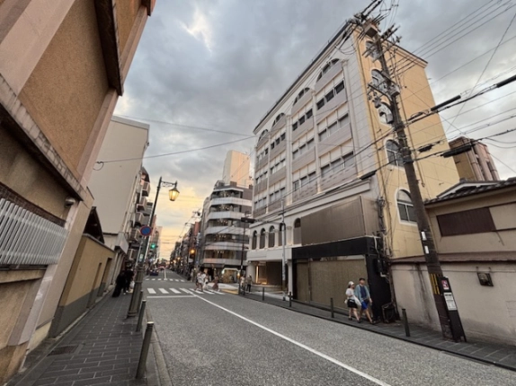 GION GLASSを右手に見た前面道路。ビル側面と交差点へ続く歩道