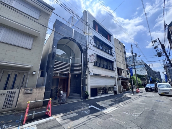 京都市役所前駅徒歩2分の寺町二条店舗を斜めから見た外観。寺町通に面した入口