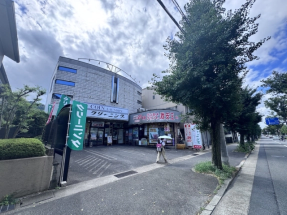 京都市左京区一乗寺出口町の店舗事務所が入る建物。湾曲した外壁と前面の歩道