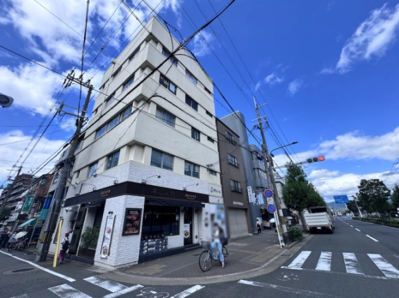 京都市左京区高野西開町のタカノビル。2階店舗事務所のある角地の建物外観